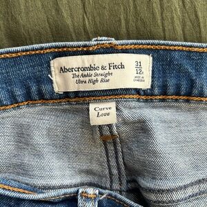 A&F Curve Love Blue Ankle Straight Jeans
